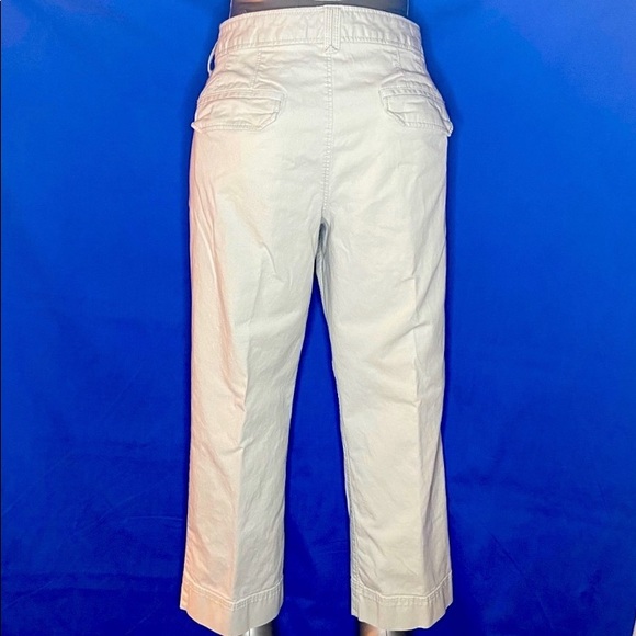 Old Navy light colored khaki capris. Size 8. - Picture 2 of 9